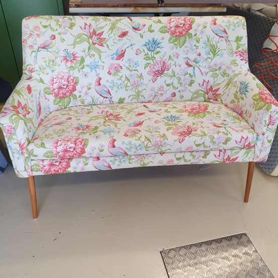 Bild enthält, Furniture, Couch, Chaise, Animal, Bird