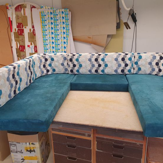 Bild enthält, Couch, Furniture, Indoors, Interior Design, Architecture, Building, Living Room, Room, Box