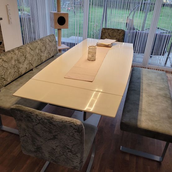 Bild enthält, Furniture, Table, Tabletop, Chair, Couch, Indoors, Interior Design, Bench