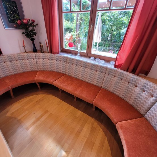 Bild enthält, Furniture, Indoors, Living Room, Couch, Interior Design, Wood, Hardwood, Floor, Flooring, Home Decor