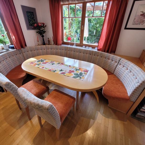 Bild enthält, Dining Room, Dining Table, Furniture, Table, Living Room, Interior Design, Tabletop, Couch, Chair, Wood