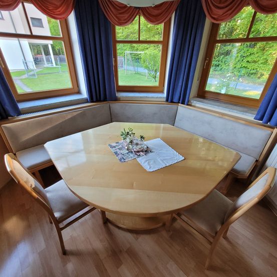 Bild enthält, Furniture, Table, Tabletop, Chair, Indoors, Interior Design, Window, Bay Window, Building, Wood