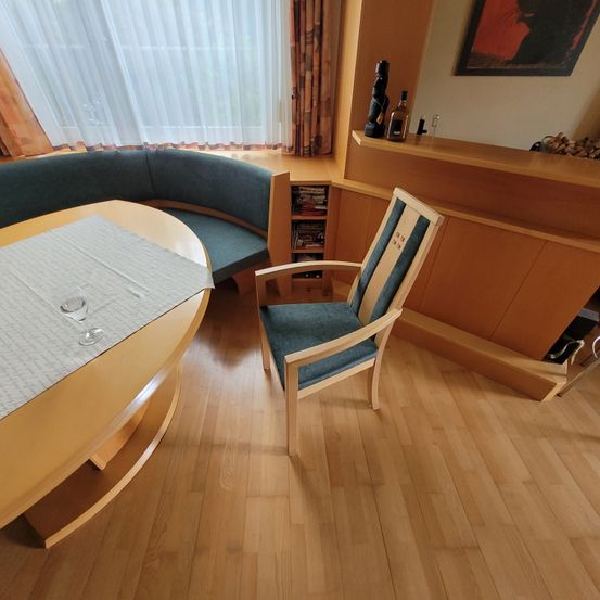Bild enthält, Plywood, Wood, Hardwood, Floor, Flooring, Interior Design, Living Room, Chair, Couch, Table