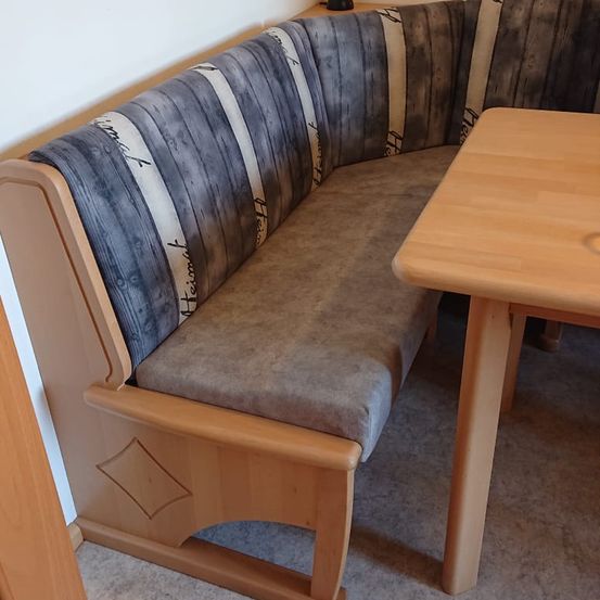 Bild enthält, Couch, Furniture, Interior Design, Wood, Hardwood, Stained Wood, Plywood, Table, Cushion, Tape