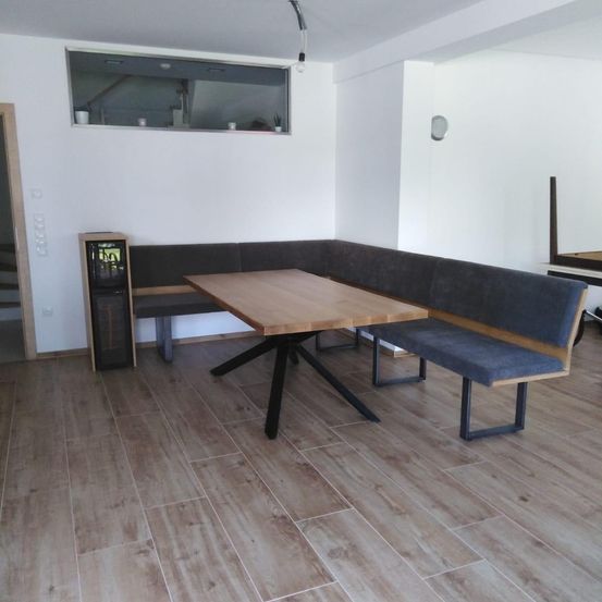 Bild enthält, Floor, Flooring, Indoors, Interior Design, Wood, Furniture, Table