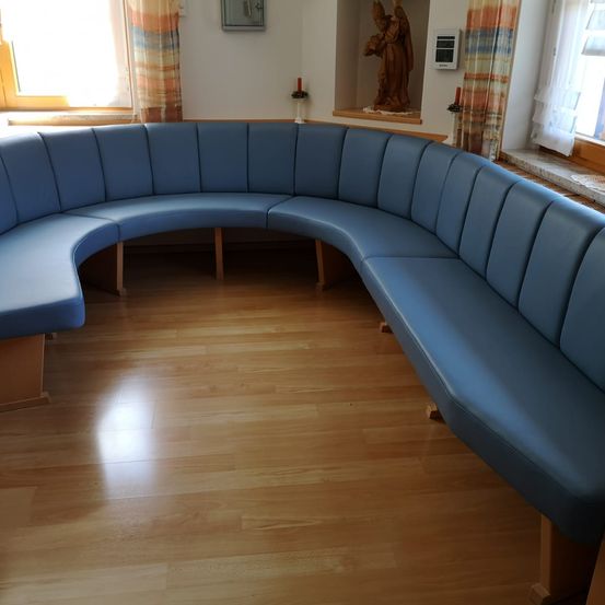 Bild enthält, Couch, Furniture, Indoors, Living Room, Room, Wood, Hardwood, Lounge, Floor, Interior Design