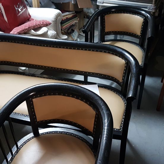 Bild enthält, Furniture, Chair, Architecture, Building, Indoors, Lounge, Table, Restaurant