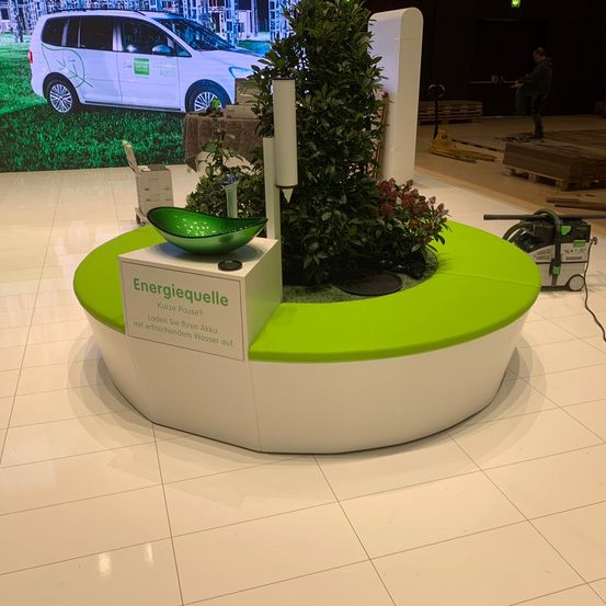 Bild enthält, Plant, Potted Plant, Indoors, Person, Furniture, Car, Table, Floor, Planter, Candle