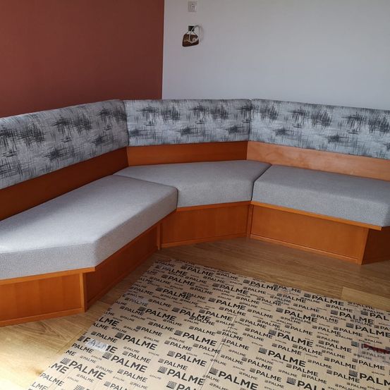 Bild enthält, Couch, Furniture, Wood, Chaise, Indoors