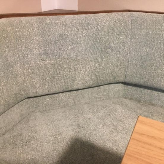 Bild enthält, Couch, Furniture, Cushion, Home Decor, Indoors, Interior Design, Pillow