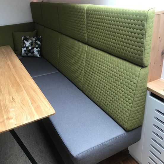 Bild enthält, Couch, Furniture, Cushion, Home Decor, Pillow, Indoors, Interior Design