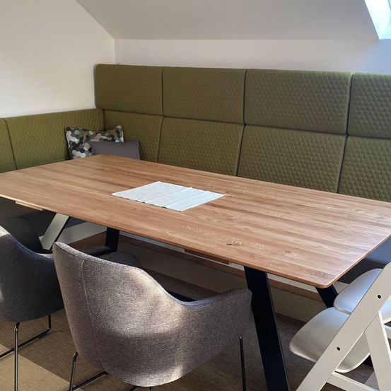 Bild enthält, Furniture, Table, Tabletop, Indoors, Interior Design, Wood