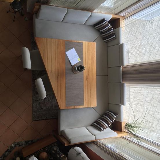 Bild enthält, Indoors, Interior Design, Plywood, Wood, Furniture, Table, Hardwood, Stained Wood, Windowsill, Desk