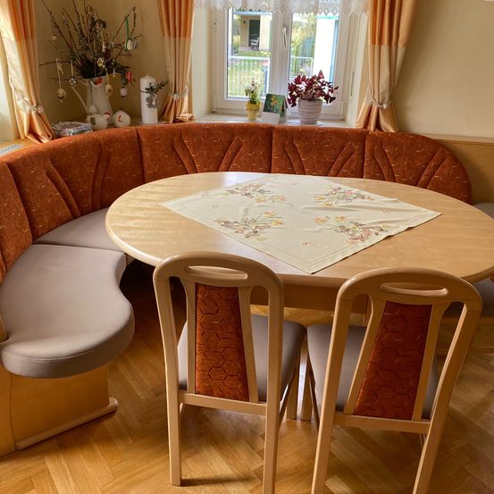 Bild enthält, Furniture, Table, Tabletop, Indoors, Interior Design, Chair, Couch