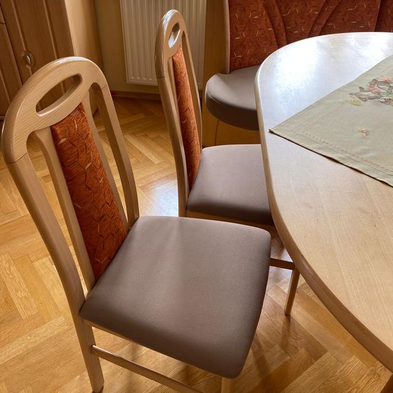 Bild enthält, Furniture, Chair, Table, Tabletop, Wood