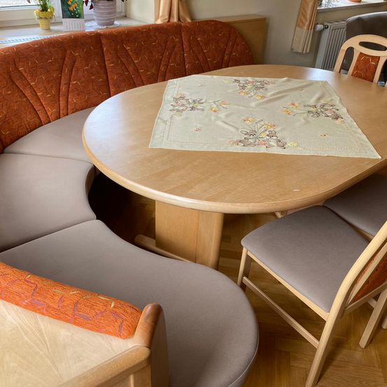 Bild enthält, Furniture, Table, Tabletop, Chair, Wood