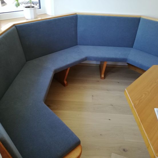 Bild enthält, Couch, Furniture, Table, Building, Indoors, Living Room, Room, Wood, Plywood, Lounge