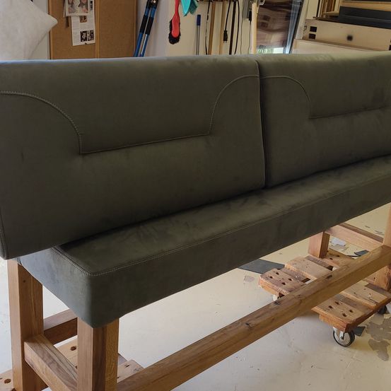 Bild enthält, Couch, Furniture, Cushion, Home Decor, Indoors, Living Room, Room, Wood, Interior Design, Wheel