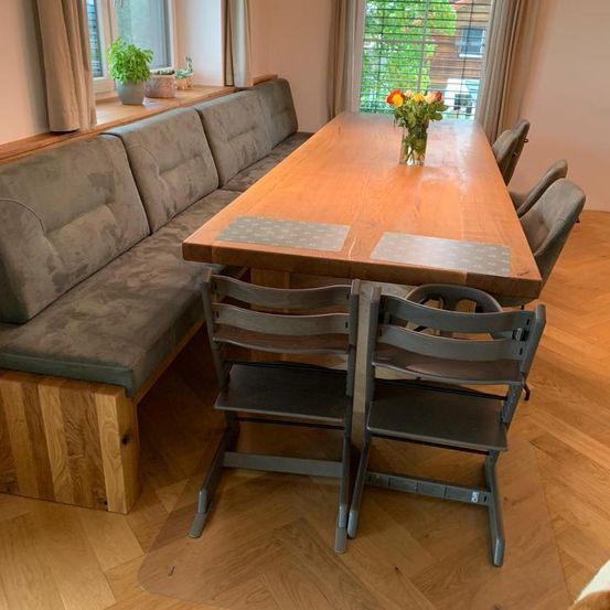Bild enthält, Furniture, Table, Wood, Tabletop, Hardwood, Stained Wood, Interior Design, Floor, Chair, Dog