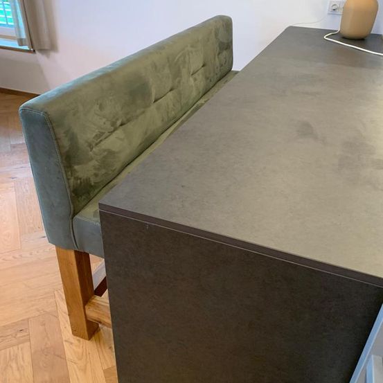 Bild enthält, Furniture, Table, Tabletop, Wood, Floor, Indoors, Interior Design, Hardwood, Couch