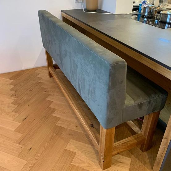 Bild enthält, Wood, Hardwood, Stained Wood, Furniture, Floor, Bench