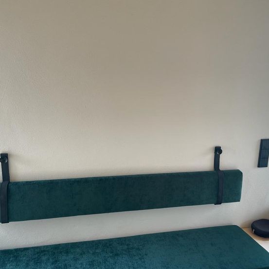 Bild enthält, Indoors, Interior Design, Cushion, Home Decor, Shelf, Bench, Furniture, Window, Windowsill, Mace Club