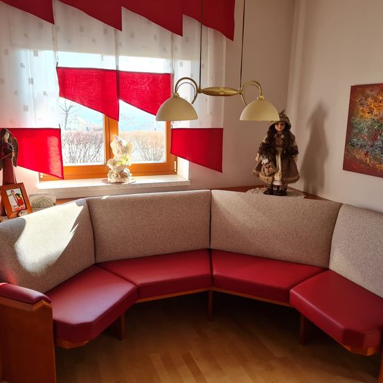 Bild enthält, Furniture, Indoors, Living Room, Couch, Corner, Interior Design, Lamp, Painting, Table, Home Decor