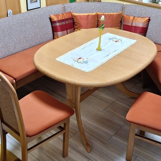 Bild enthält, Furniture, Table, Tabletop, Building, Indoors, Lounge, Interior Design, Dining Table, Wood, Chair