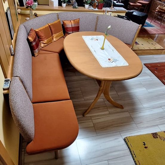 Bild enthält, Home Decor, Furniture, Indoors, Architecture, Building, Foyer, Interior Design, Lounge, Plant, Cup