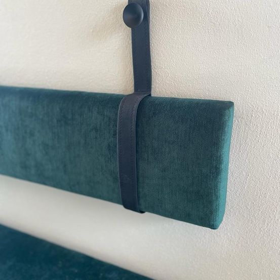 Bild enthält, Cushion, Home Decor, Indoors, Interior Design, Pillow, Bag, Handbag, Furniture, Electronics, Hardware