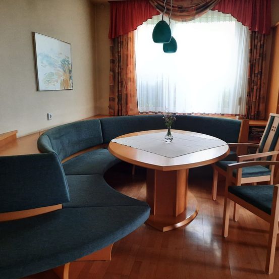 Bild enthält, Furniture, Table, Dining Room, Dining Table, Indoors, Living Room, Lounge, Tabletop, Chair, Couch