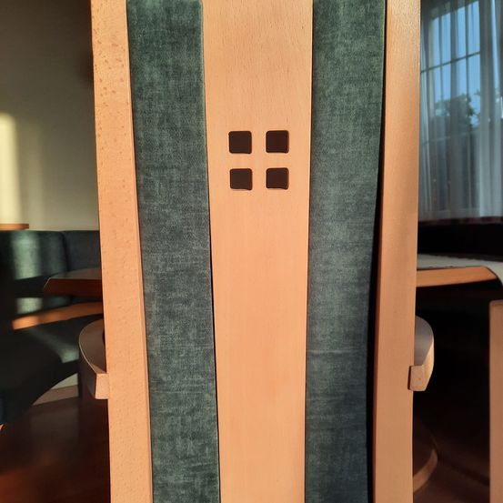 Bild enthält, Crowd, Person, Indoors, Interior Design, Wood, Audience, Speech, Furniture, Cupboard, Cricket Bat