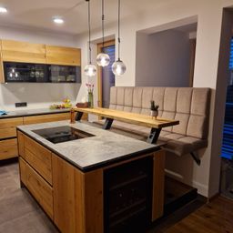 Bild enthält, Indoors, Interior Design, Kitchen, Kitchen Island, Wood, Cooktop, Sink, Sink Faucet