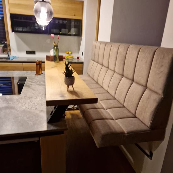 Bild enthält, Furniture, Table, Indoors, Living Room, Couch, Interior Design, Coffee Table, Tabletop, Wood, Dining Table