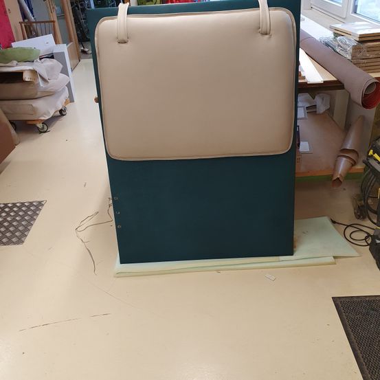 Bild enthält, Floor, Flooring, Person, File Binder, File Folder, Bed, Furniture