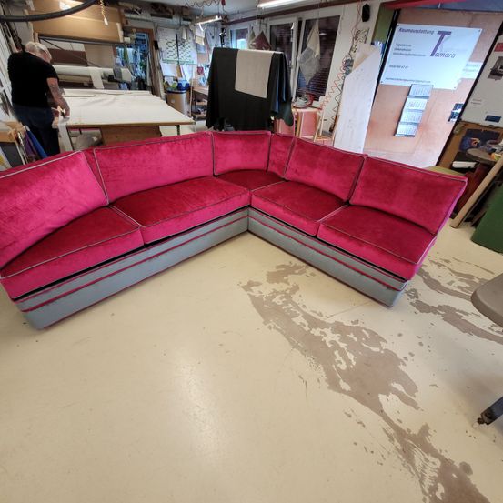 Bild enthält, Couch, Furniture, Floor, Building, Indoors, Living Room, Room, Person, Table, Flooring