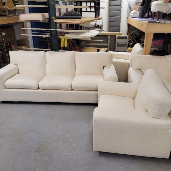 Bild enthält, Couch, Furniture, Architecture, Building, Indoors, Living Room, Room, Chair, Table, Home Decor