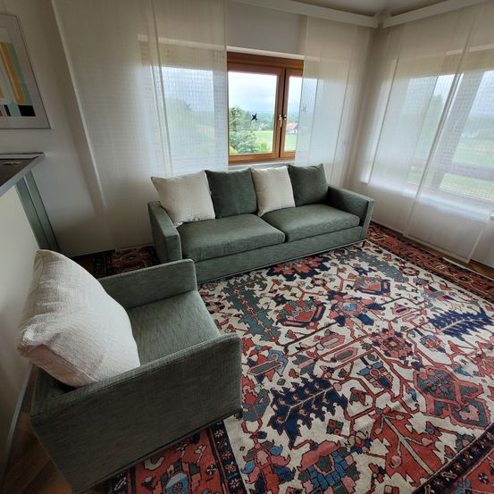 Bild enthält, Home Decor, Rug, Furniture, Living Room, Couch, Floor, Flooring, Interior Design, Table, Cushion