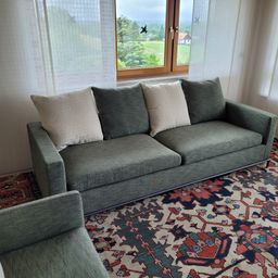 Bild enthält, Couch, Furniture, Home Decor, Rug, Building, Indoors, Living Room, Room, Cushion, Table