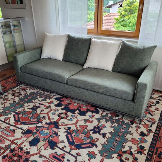 Bild enthält, Home Decor, Rug, Couch, Furniture, Floor, Living Room, Room, Flooring, Cushion, Person