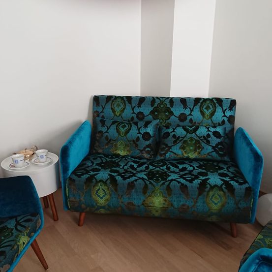 Bild enthält, Couch, Furniture, Indoors, Living Room, Room, Cushion, Home Decor, Chair, Lounge, Armchair