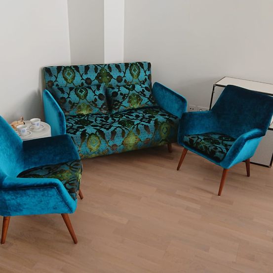 Bild enthält, Furniture, Couch, Chair, Floor, Armchair, Architecture, Building, Indoors, Living Room, Room