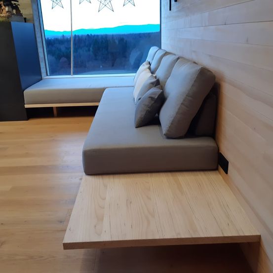 Bild enthält, Indoors, Interior Design, Wood Panels, Furniture, Wood, Couch