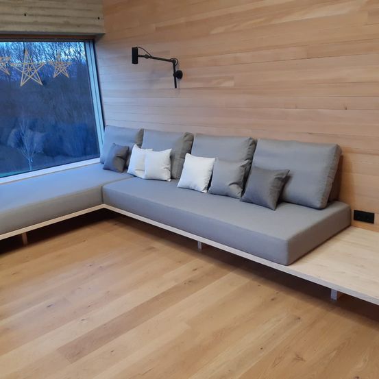 Bild enthält, Indoors, Interior Design, Wood, Furniture, Wood Panels, Home Decor, Cushion, Hardwood, Living Room, Couch