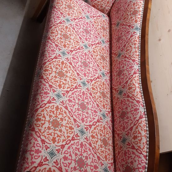 Bild enthält, Furniture, Couch, Chair, Crib, Infant Bed