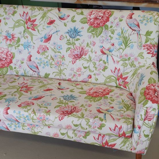 Bild enthält, Furniture, Cushion, Home Decor, Chair, Couch, Animal, Bird, Armchair