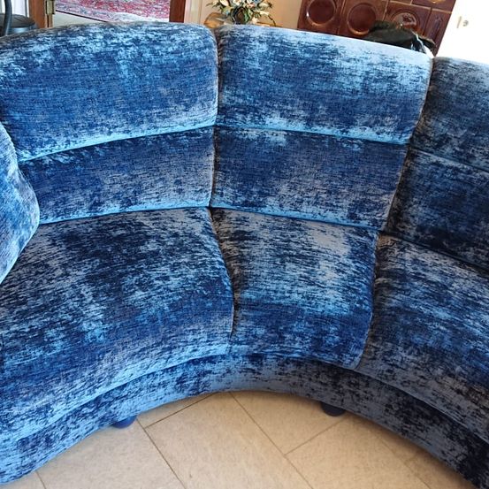 Bild enthält, Couch, Furniture, Clothing, Jeans, Pants, Adult, Female, Person, Woman