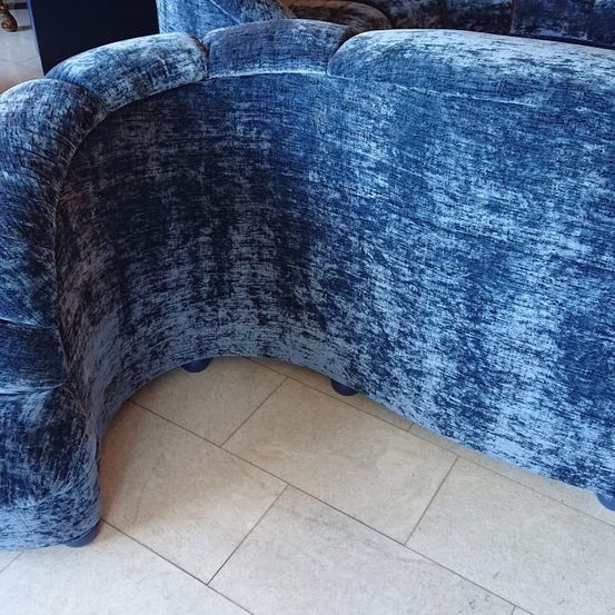 Bild enthält, Couch, Furniture, Chaise, Clothing, Jeans, Pants