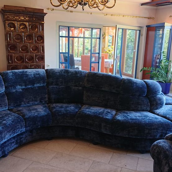 Bild enthält, Couch, Furniture, Building, Indoors, Living Room, Room, Home Decor, Plant, Chair, Interior Design