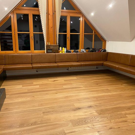 Bild enthält, Indoors, Interior Design, Floor, Wood, Hardwood, Stained Wood, Flooring, Architecture, Building, Foyer